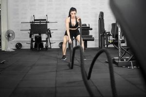 belle femme au corps parfait s'entraîne dans la salle de gym photo