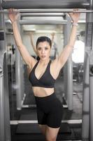 belle femme au corps parfait s'entraîne dans la salle de gym photo