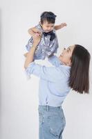 mère asiatique et adorable petite fille sont heureuses sur fond blanc photo