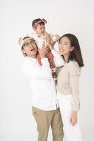 famille asiatique heureuse sur fond blanc photo