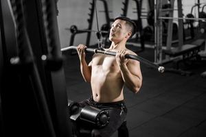 Le bodybuilder de l'homme de remise en forme musculaire est une séance d'entraînement dans une salle de sport