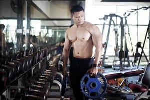 un homme de fitness s'entraîne dans la salle de gym