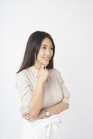 portrait de femme asiatique séduisante sur fond blanc