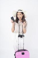 belle femme asiatique touriste sur fond blanc photo