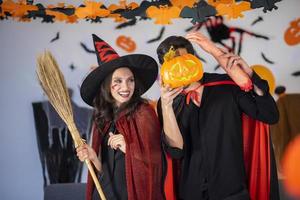 couple heureux d'amour en costumes et maquillage pour une célébration d'halloween photo