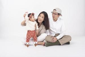 famille asiatique heureuse sur fond blanc photo