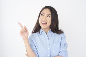 portrait de femme asiatique séduisante sur fond blanc photo