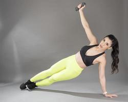 belle femme de culturiste de remise en forme en studio photo