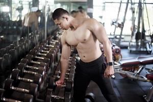 un homme de fitness s'entraîne dans la salle de gym