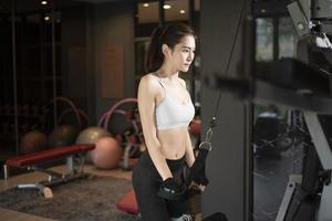belle femme asiatique fait de l'exercice dans la salle de gym