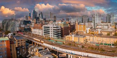 scène panoramique aérienne du quartier financier de la ville de londres photo