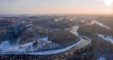 hiver à sigulda, en lettonie. rivière gauja et château turaida en arrière-plan. photo