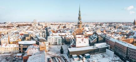 vue aérienne d'hiver de st. L'église Saint-Pierre à Riga, en Lettonie. journée d'hiver sur la vieille ville de riga, en lettonie. photo