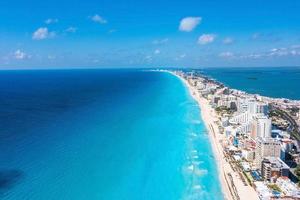 photos aériennes d'hôtels et de complexes de luxe entourant les plages