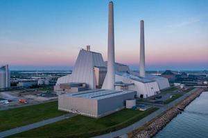 vue aérienne de la centrale électrique. l'une des centrales électriques les plus belles et les plus respectueuses de l'environnement au monde. esg énergie verte. photo