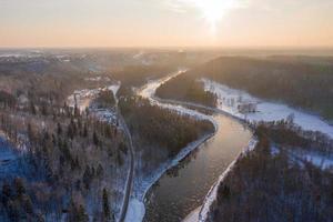 hiver à sigulda, en lettonie. rivière gauja et château turaida en arrière-plan. photo