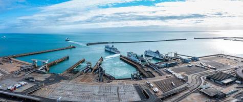 vue aérienne du port de douvres avec de nombreux ferries photo
