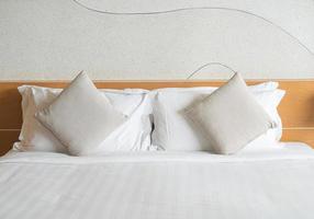 belle et confortable décoration d'oreillers sur le lit
