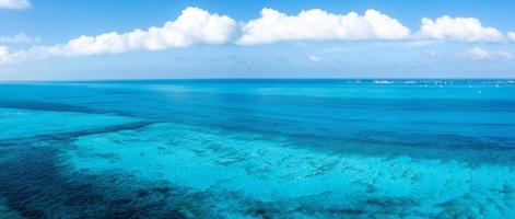 vue aérienne de l'eau bleu turquoise près de cancun photo