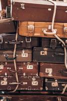 Pile vintage valises anciennes sous forme de tour concept design bagages de voyage