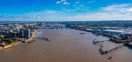 Vue aérienne du barrage de la ville de Londres ou de la barrière contre les inondations de la Tamise photo