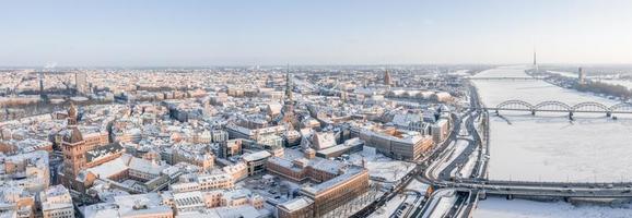 vue panoramique aérienne de la vieille ville de riga pendant une belle journée d'hiver en lettonie. température de congélation en Lettonie. Riga blanc. photo
