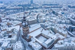 vue aérienne de la vieille ville de riga d'hiver couverte de neige. dômes cathédrale vue d'en haut. photo