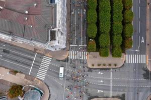 vue aérienne des personnes qui courent le marathon. photo