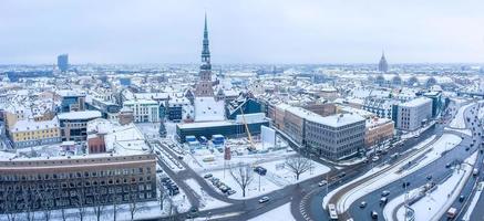 vue aérienne panoramique de la vieille ville de riga d'hiver couverte de neige. dômes cathédrale vue d'en haut. photo