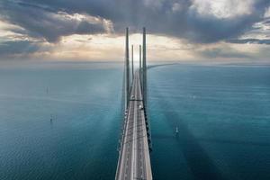 vue aérienne panoramique du pont oresundsbron entre le danemark et la suède. vue sur le pont de l'oresund au coucher du soleil photo