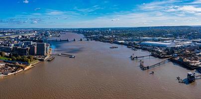 Vue aérienne du barrage de la ville de Londres ou de la barrière contre les inondations de la Tamise photo