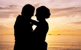 couple de silhouette amoureux. photo