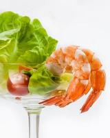 cocktail de crevettes isolé sur fond blanc. photo