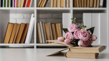 étagère à livres arrangement de fleurs photo