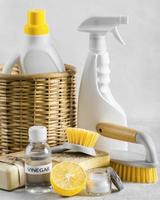 vue de face panier de brosses de nettoyage écologique avec vinaigre de citron photo