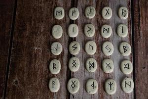 pierres runiques avec des symboles noirs pour la divination photo