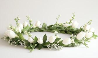 une blanc fleur couronne avec vert feuilles et blanc fleurs photo