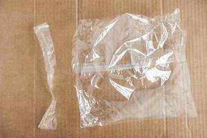 sac en plastique transparent sur fond de carton photo