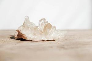 cristal de quartz sur un fond en bois photo