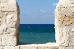 mur de pierre avec vue mer l'ile de crète. photo