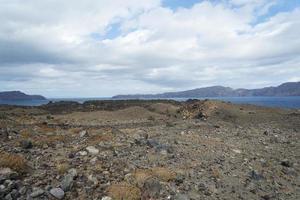 route rocheuse exotique vers le cratère du volcan. le volcan est situé dans la célèbre caldeira de Santorin. photo