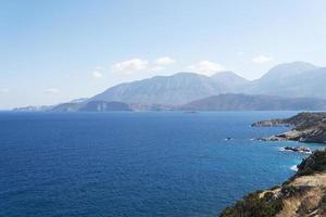 la mer et les montagnes de Crète. photo