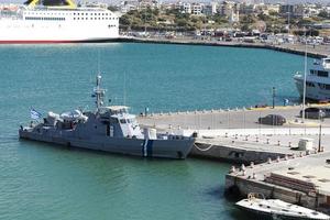 navire de guerre dans le port de l'île de Crète. photo