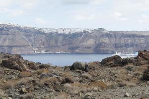 route rocheuse exotique vers le cratère du volcan. le volcan est situé dans la célèbre caldeira de Santorin. photo