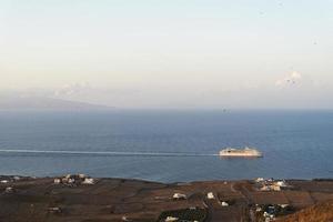le navire longe le rivage à Santorin. photo