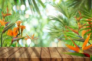 blanc de table en bois au jardin photo