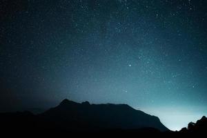 le ciel nocturne et la voie lactée dans la forêt photo