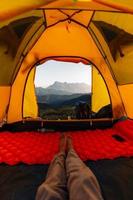 camping jaune sur la montagne photo