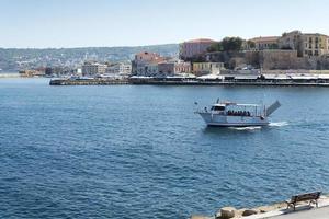 le bateau entre dans le port de la ville. l'île de Crète. photo