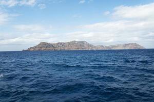 die landschaft auf das meer und die berge der insel. photo